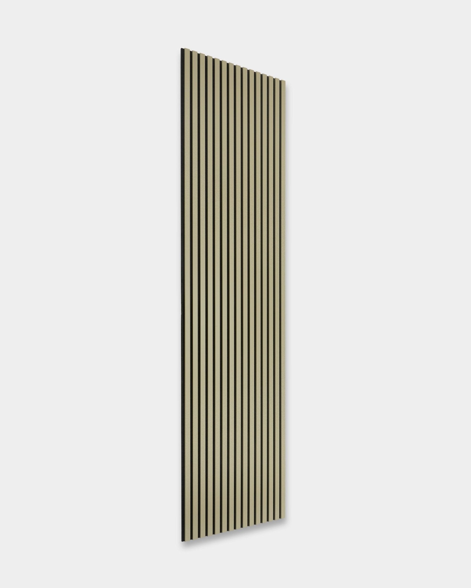Hue Akupanel i Moss från WoodUpp, 240x60 cm, har vertical black och beige akustiska trälameller på en ljusgrå bakgrund för ljudabsorption.